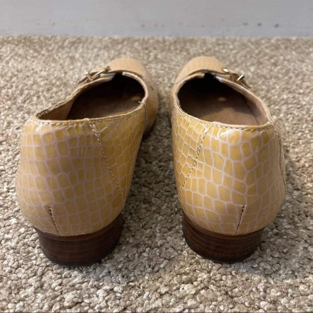 Clarks Artisan Women's Slip On Comfort Flats Beige Snake Prints Size 6.5M